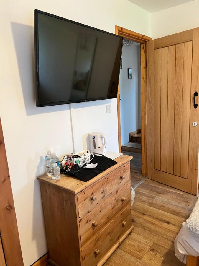Bed and Breakfast Beudy Bach Cross Hands Экстерьер фото