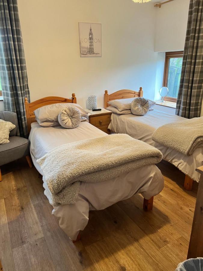 Bed and Breakfast Beudy Bach Cross Hands Экстерьер фото