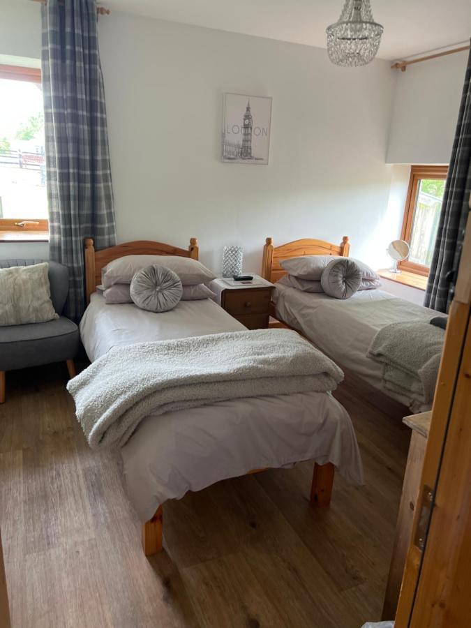 Bed and Breakfast Beudy Bach Cross Hands Экстерьер фото