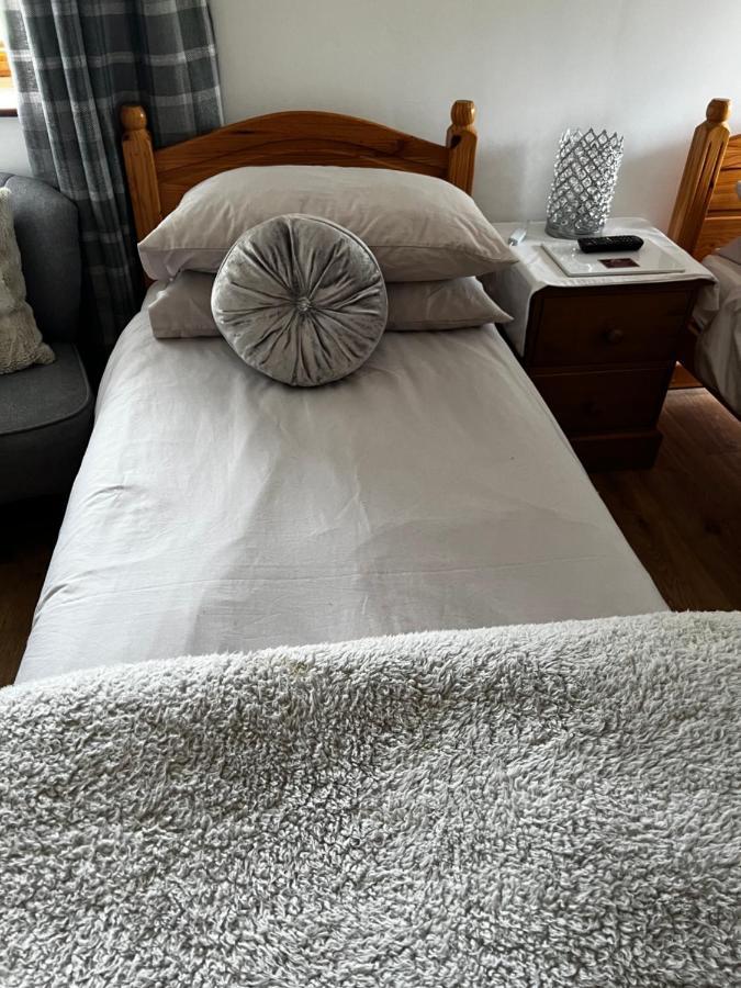 Bed and Breakfast Beudy Bach Cross Hands Экстерьер фото