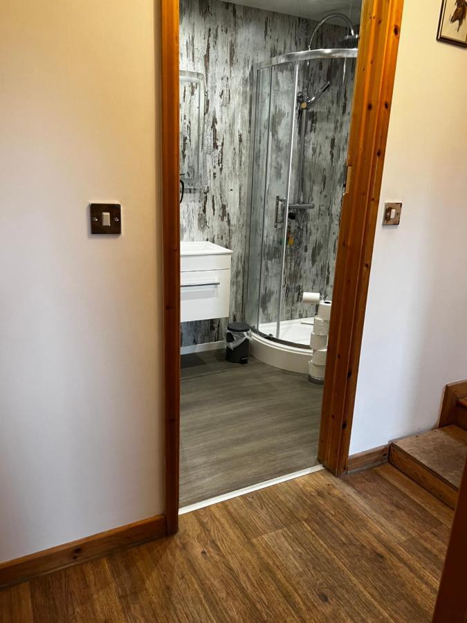 Bed and Breakfast Beudy Bach Cross Hands Экстерьер фото