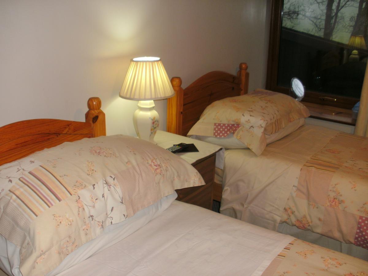 Bed and Breakfast Beudy Bach Cross Hands Экстерьер фото