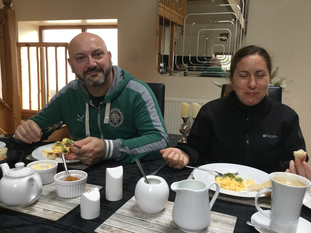 Bed and Breakfast Beudy Bach Cross Hands Экстерьер фото
