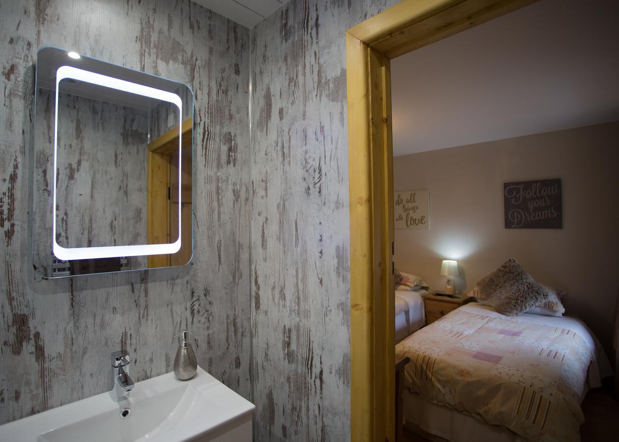 Bed and Breakfast Beudy Bach Cross Hands Экстерьер фото